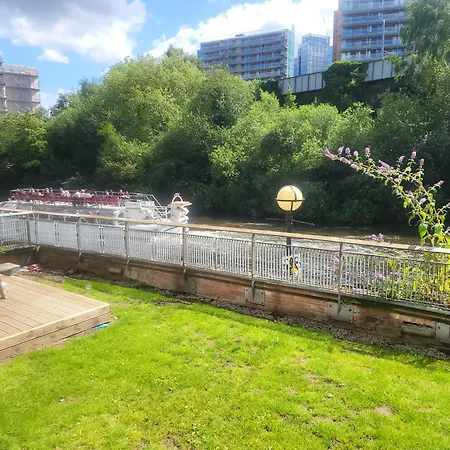Luxury 2 Bed Apt On River, Wifi, Parking, Garden-2