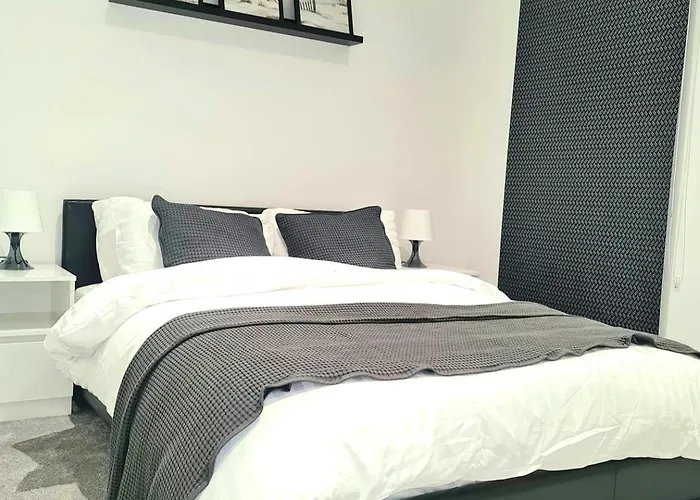 1-Bedroom Aprt In Salford- Freeparking- Sleeps3