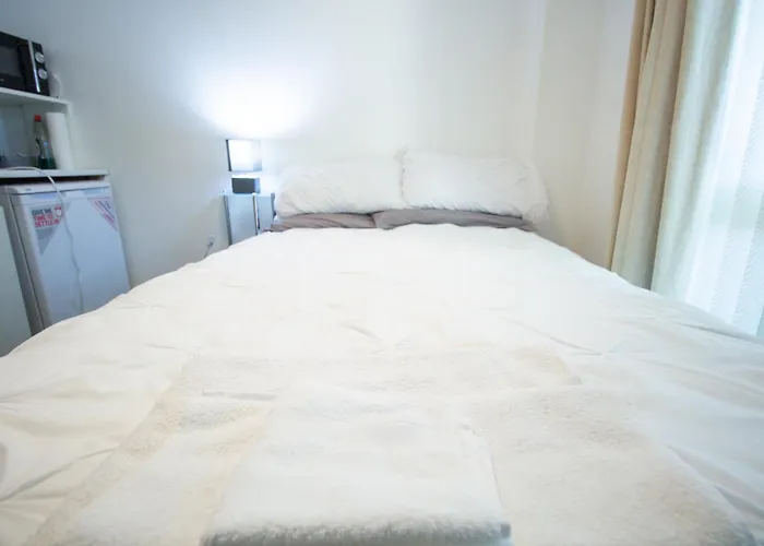 Close To City Centre 3-Bed Townhouse, Sleeps 7, Free Parking, Great Transport Links